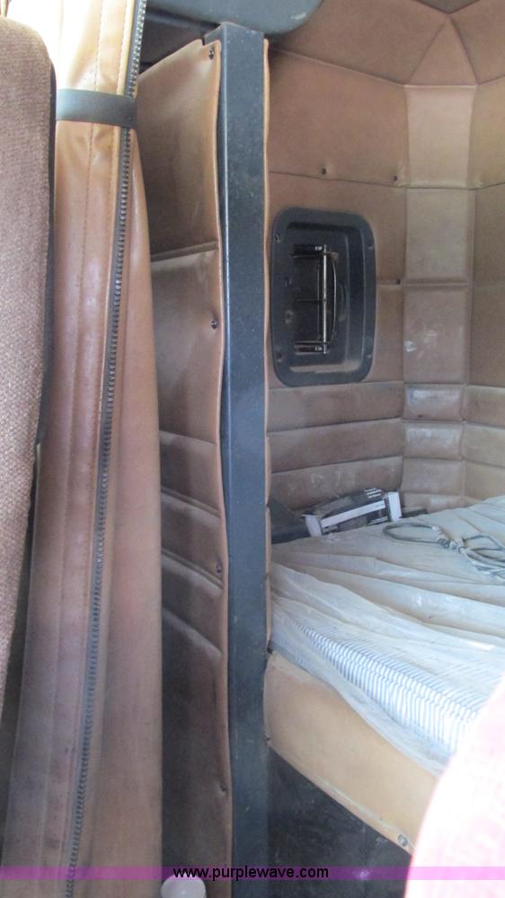 image for item I3042 1999 Peterbilt 377 semi truck