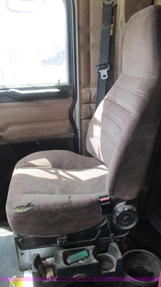 image for item I3042 1999 Peterbilt 377 semi truck