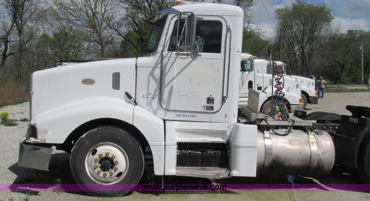 image for item I3043 1999 Peterbilt 377 semi truck