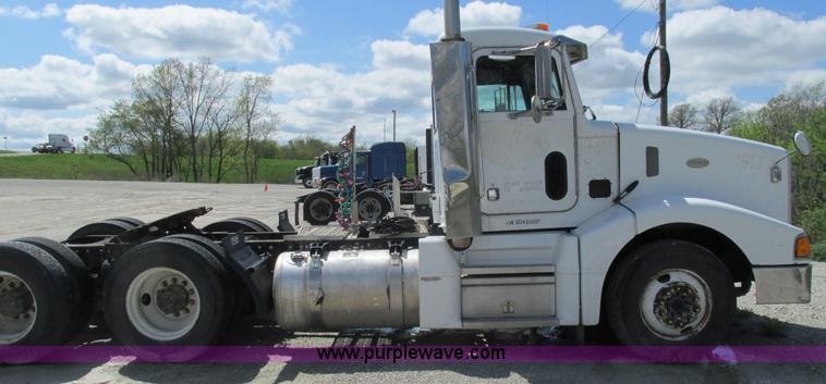 image for item I3043 1999 Peterbilt 377 semi truck