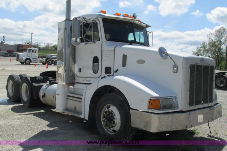 image for item I3043 1999 Peterbilt 377 semi truck