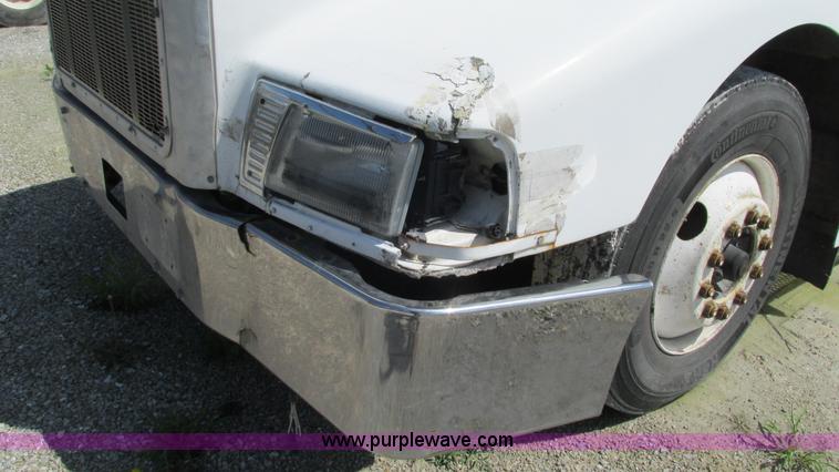 image for item I3043 1999 Peterbilt 377 semi truck