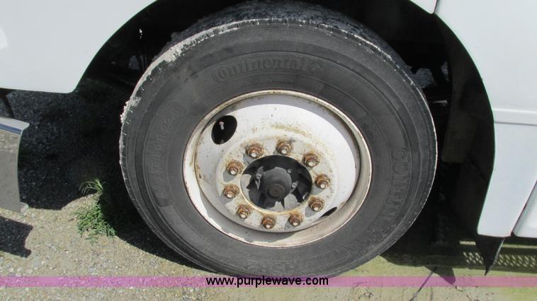 image for item I3043 1999 Peterbilt 377 semi truck