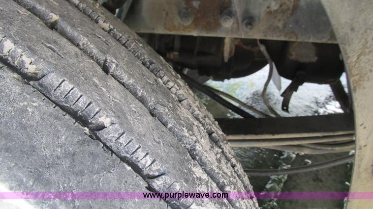 image for item I3043 1999 Peterbilt 377 semi truck