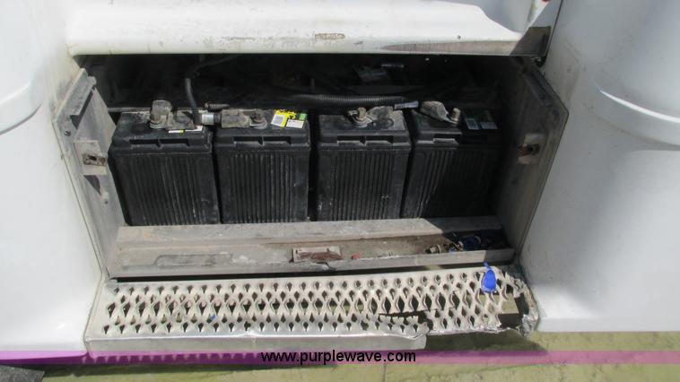 image for item I3043 1999 Peterbilt 377 semi truck