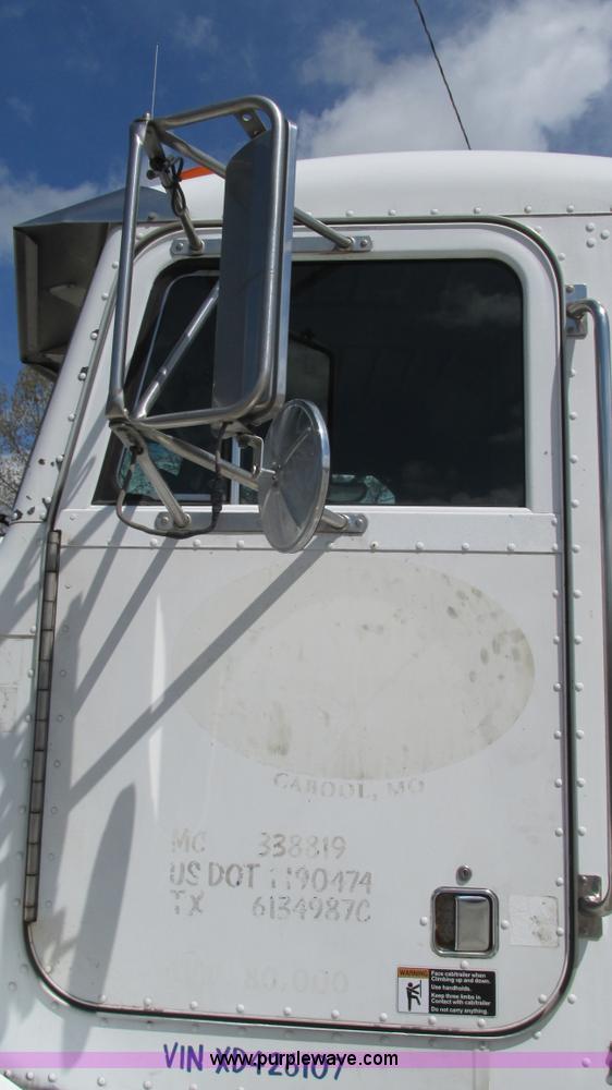 image for item I3043 1999 Peterbilt 377 semi truck