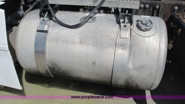 image for item I3043 1999 Peterbilt 377 semi truck