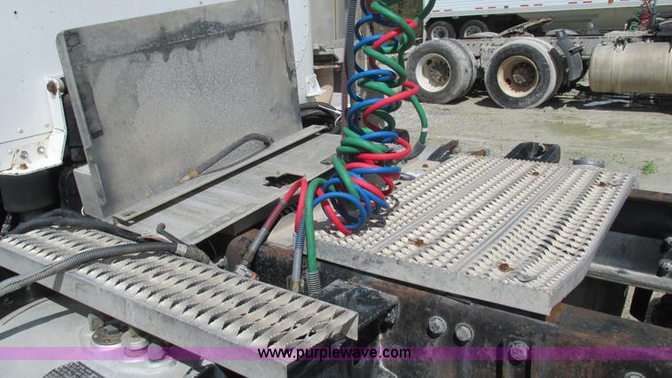 image for item I3043 1999 Peterbilt 377 semi truck