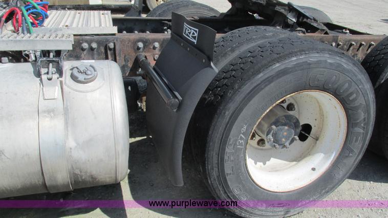 image for item I3043 1999 Peterbilt 377 semi truck