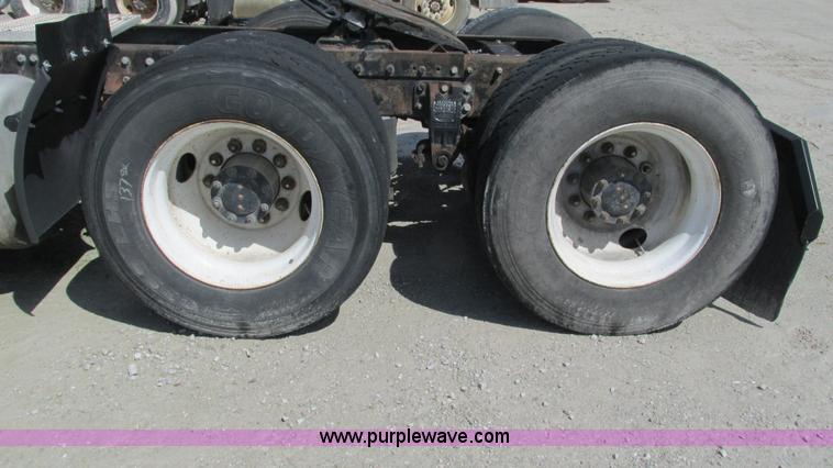 image for item I3043 1999 Peterbilt 377 semi truck