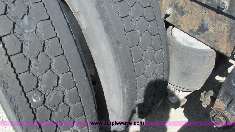 image for item I3043 1999 Peterbilt 377 semi truck