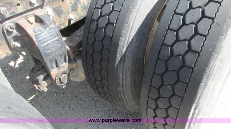 image for item I3043 1999 Peterbilt 377 semi truck