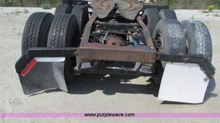 image for item I3043 1999 Peterbilt 377 semi truck