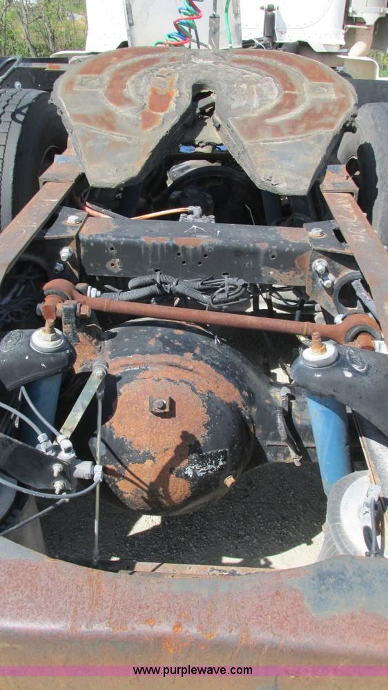 image for item I3043 1999 Peterbilt 377 semi truck