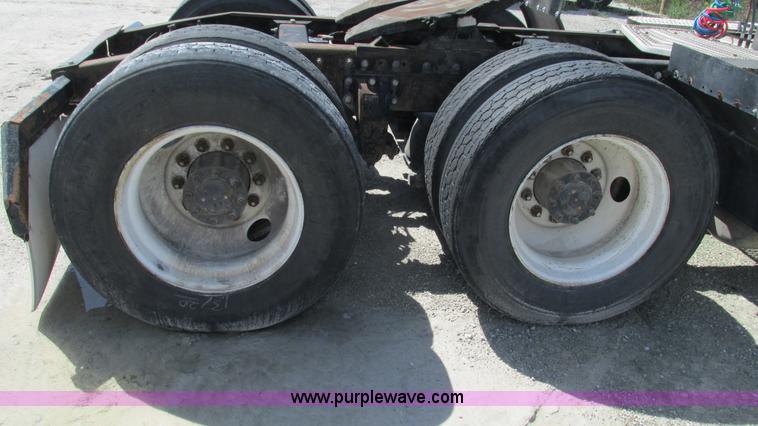 image for item I3043 1999 Peterbilt 377 semi truck