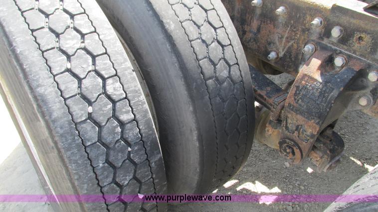 image for item I3043 1999 Peterbilt 377 semi truck