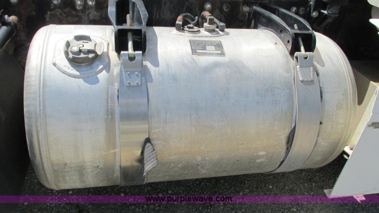 image for item I3043 1999 Peterbilt 377 semi truck