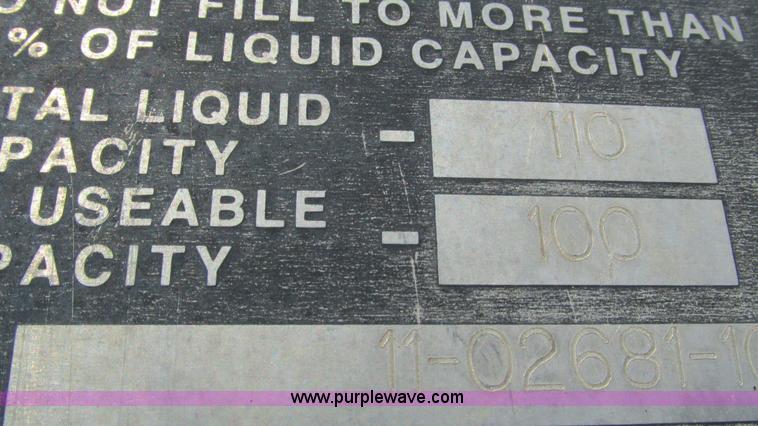 image for item I3043 1999 Peterbilt 377 semi truck