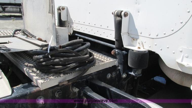 image for item I3043 1999 Peterbilt 377 semi truck