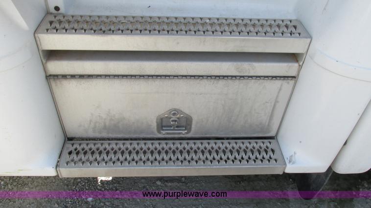 image for item I3043 1999 Peterbilt 377 semi truck