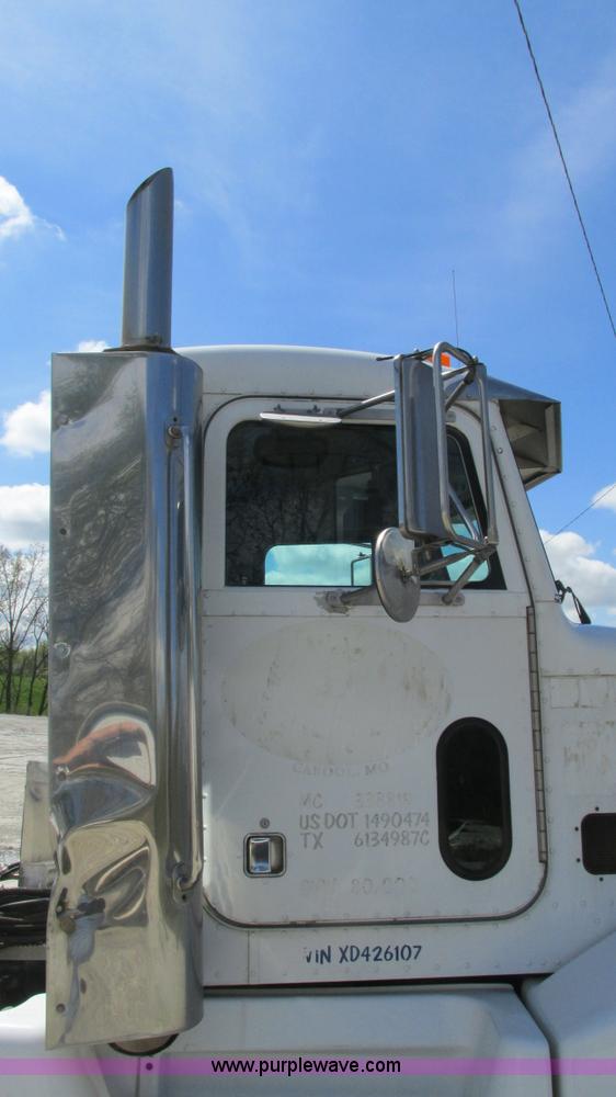image for item I3043 1999 Peterbilt 377 semi truck