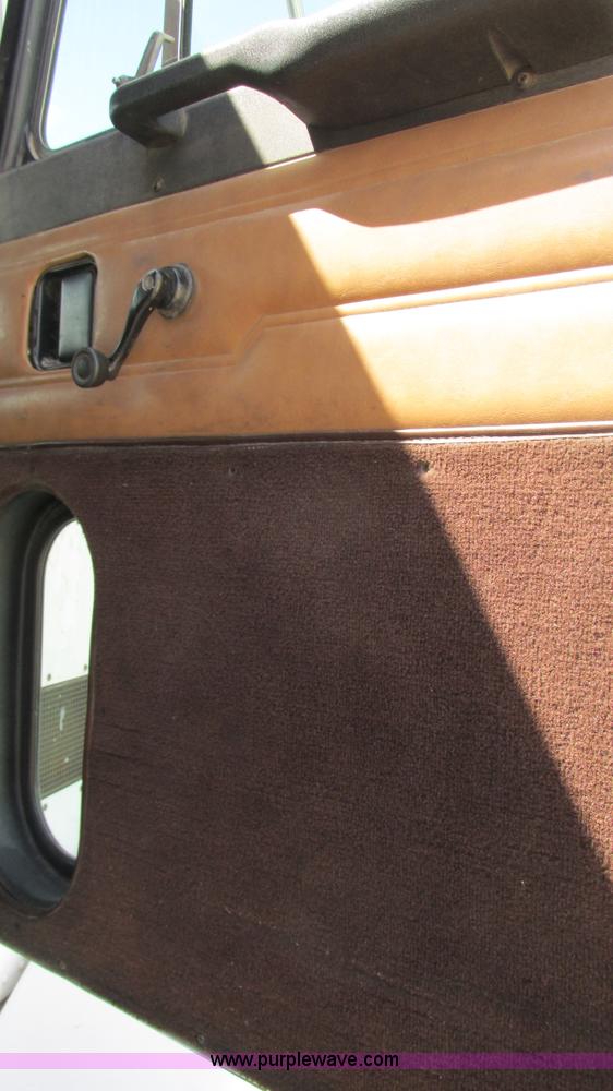 image for item I3043 1999 Peterbilt 377 semi truck