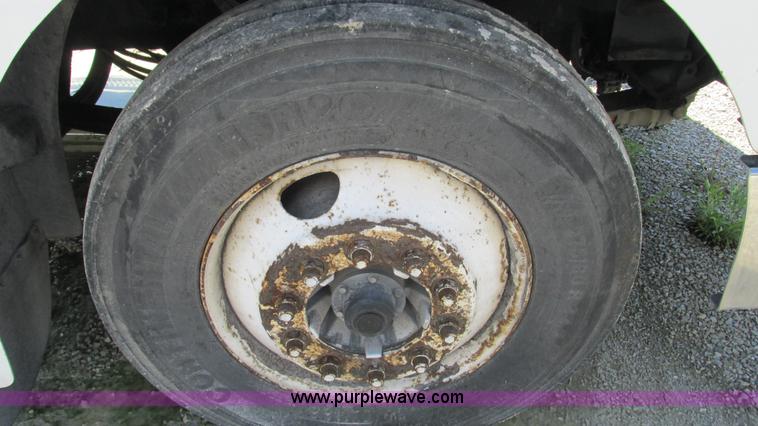 image for item I3043 1999 Peterbilt 377 semi truck