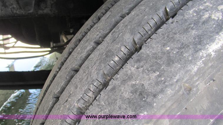 image for item I3043 1999 Peterbilt 377 semi truck