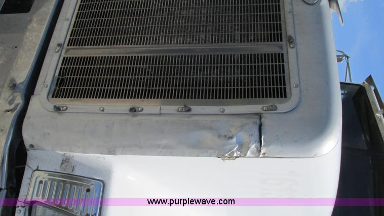 image for item I3043 1999 Peterbilt 377 semi truck