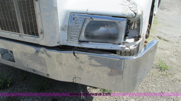 image for item I3043 1999 Peterbilt 377 semi truck