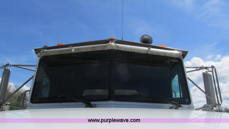 image for item I3043 1999 Peterbilt 377 semi truck