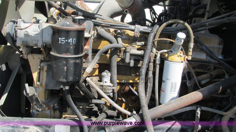 image for item I3043 1999 Peterbilt 377 semi truck