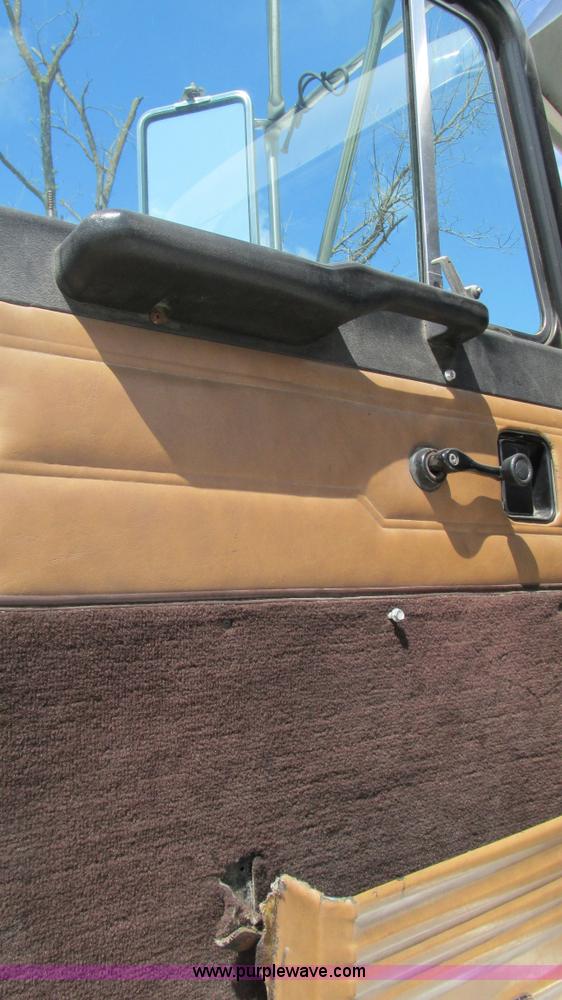 image for item I3043 1999 Peterbilt 377 semi truck