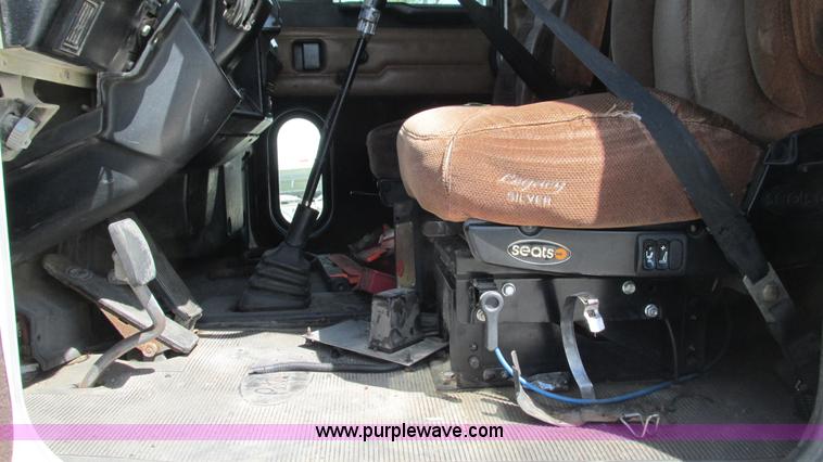 image for item I3043 1999 Peterbilt 377 semi truck