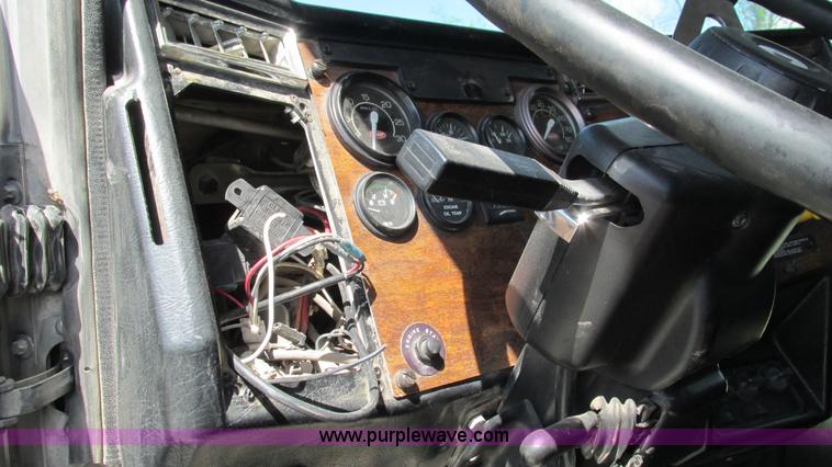 image for item I3043 1999 Peterbilt 377 semi truck