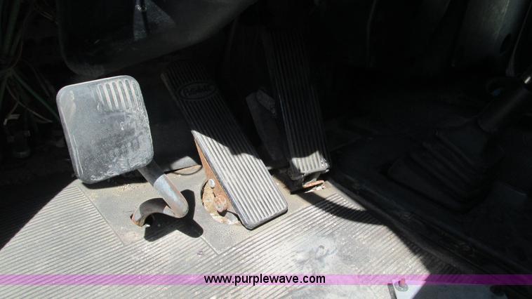 image for item I3043 1999 Peterbilt 377 semi truck