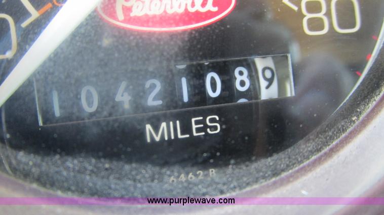 image for item I3043 1999 Peterbilt 377 semi truck