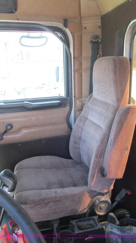 image for item I3043 1999 Peterbilt 377 semi truck