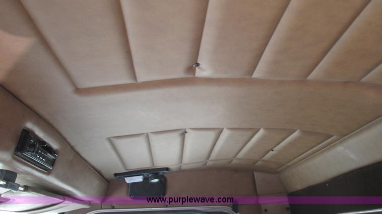 image for item I3043 1999 Peterbilt 377 semi truck