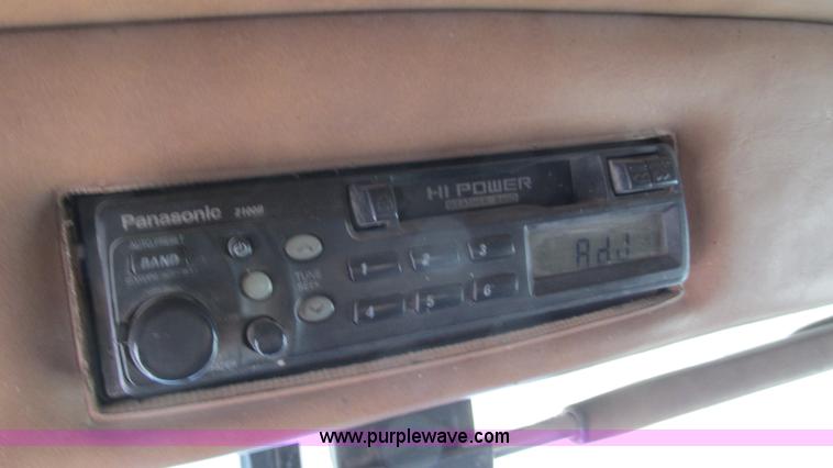 image for item I3043 1999 Peterbilt 377 semi truck