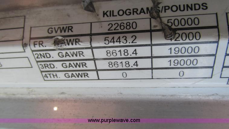 image for item I3043 1999 Peterbilt 377 semi truck