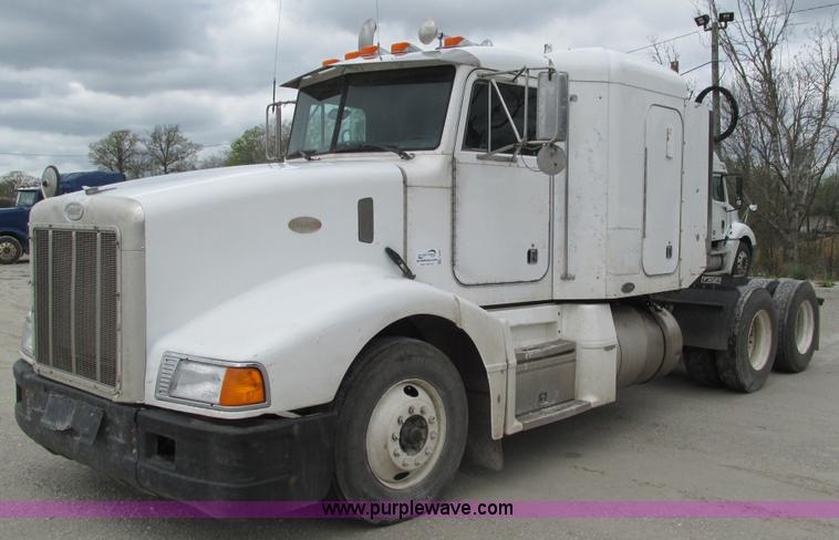 image for item I3044 2000 Peterbilt 377 semi truck