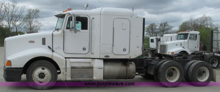 image for item I3044 2000 Peterbilt 377 semi truck