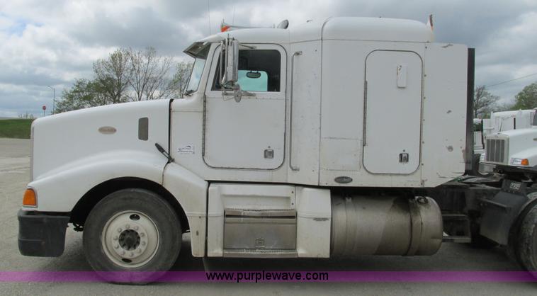 image for item I3044 2000 Peterbilt 377 semi truck