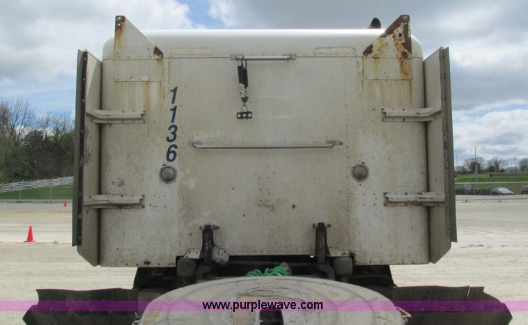 image for item I3044 2000 Peterbilt 377 semi truck