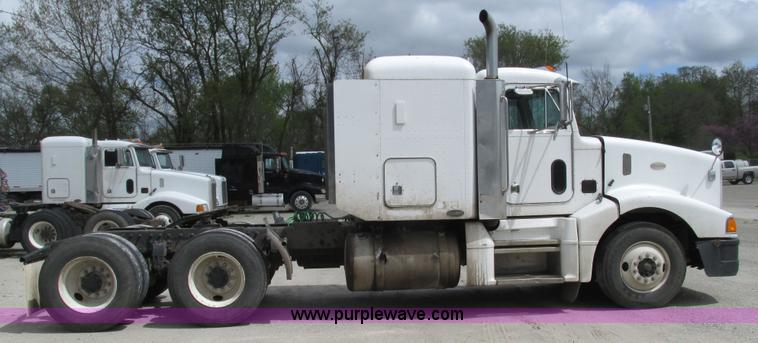 image for item I3044 2000 Peterbilt 377 semi truck