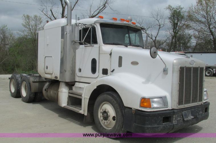 image for item I3044 2000 Peterbilt 377 semi truck