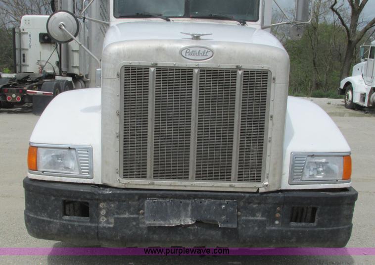 image for item I3044 2000 Peterbilt 377 semi truck