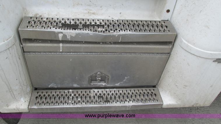 image for item I3044 2000 Peterbilt 377 semi truck