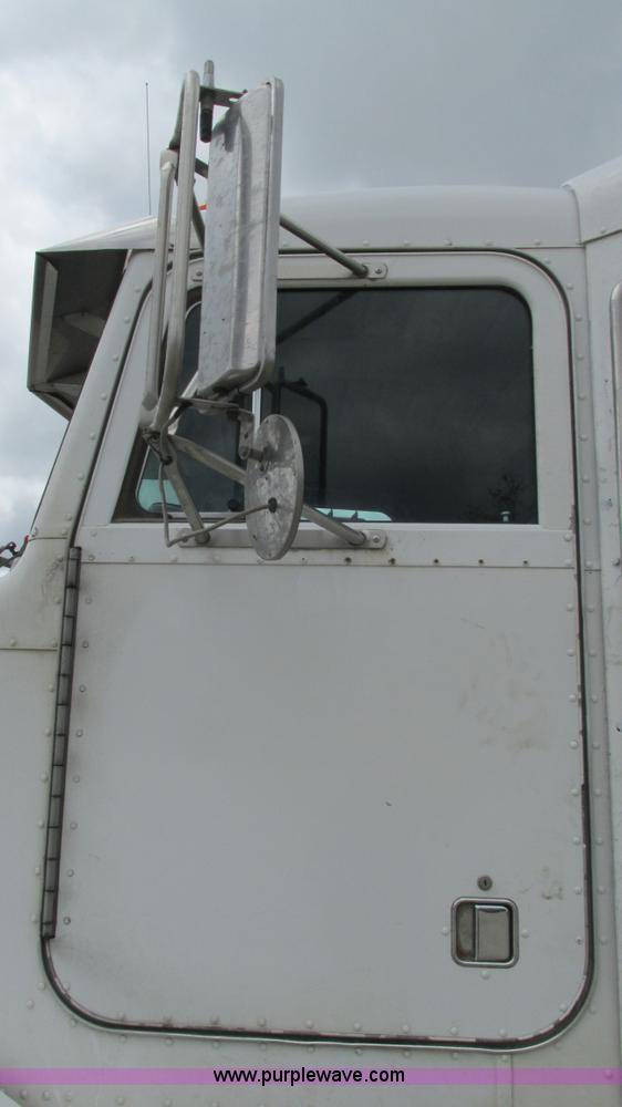 image for item I3044 2000 Peterbilt 377 semi truck
